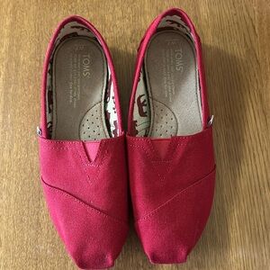 Tons classic’s red shoes goes with anything super adorable!